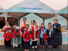 <b>含着同窗们对家庭最纯粹的热爱</b>